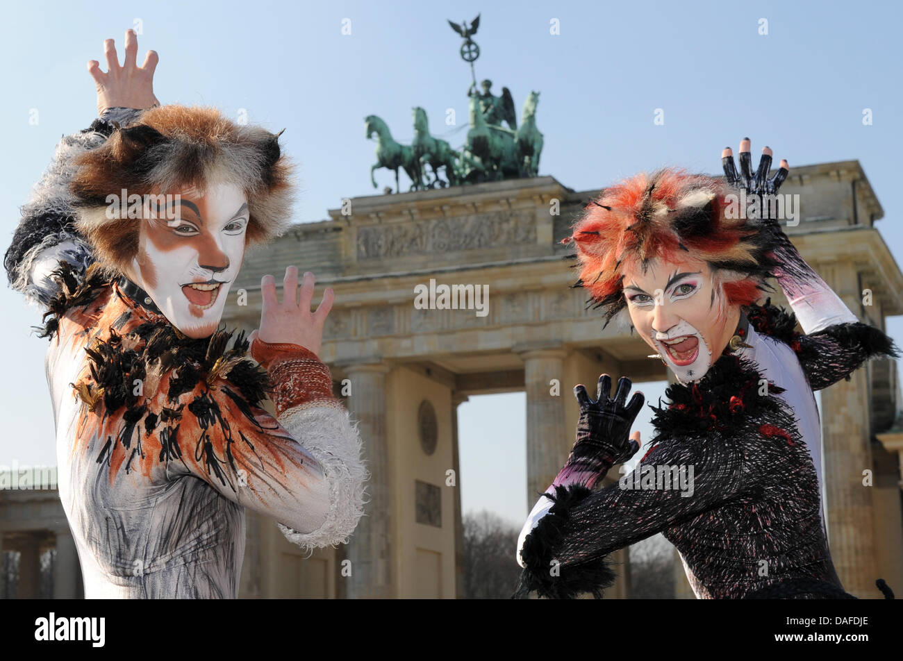 Mitglieder des Ensembles des musical "Cats" posieren vor dem Brandenburger Tor in Berlin, Deutschland, 22. Februar 2011. Die berühmten musikalischen Gäste in Berlin vom 09 März bis 17. April. Foto: Britta Pedersen Stockfoto