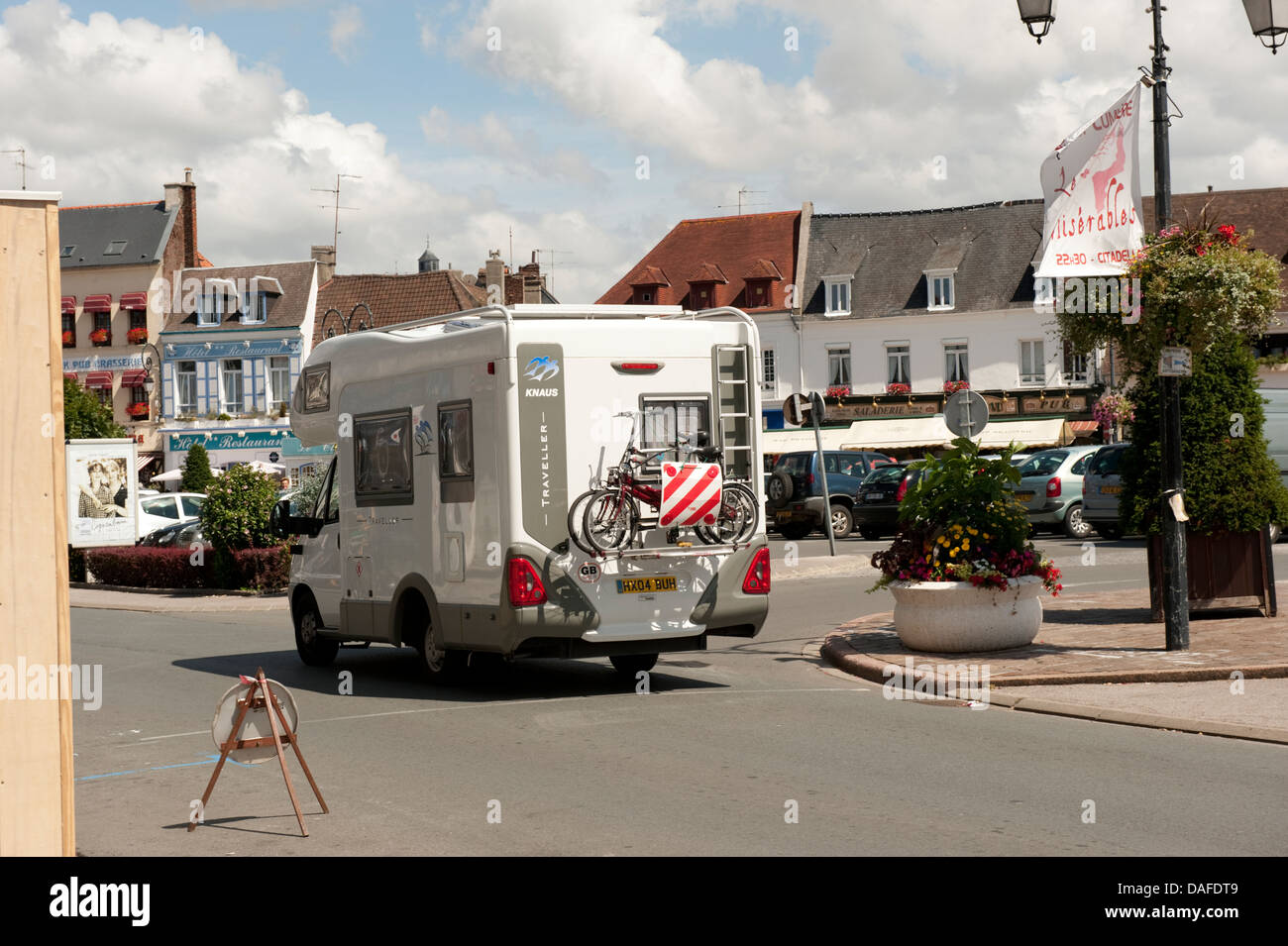 Tourist-Wohnmobil im französischen Dorf Montreuil Frankreich Stockfoto