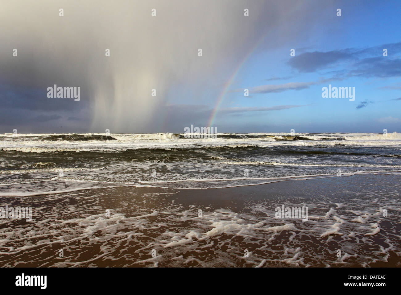 Regendusche über der Nordsee, Deutschland, Schleswig-Holstein, Nord-Meer, Sylt Stockfoto