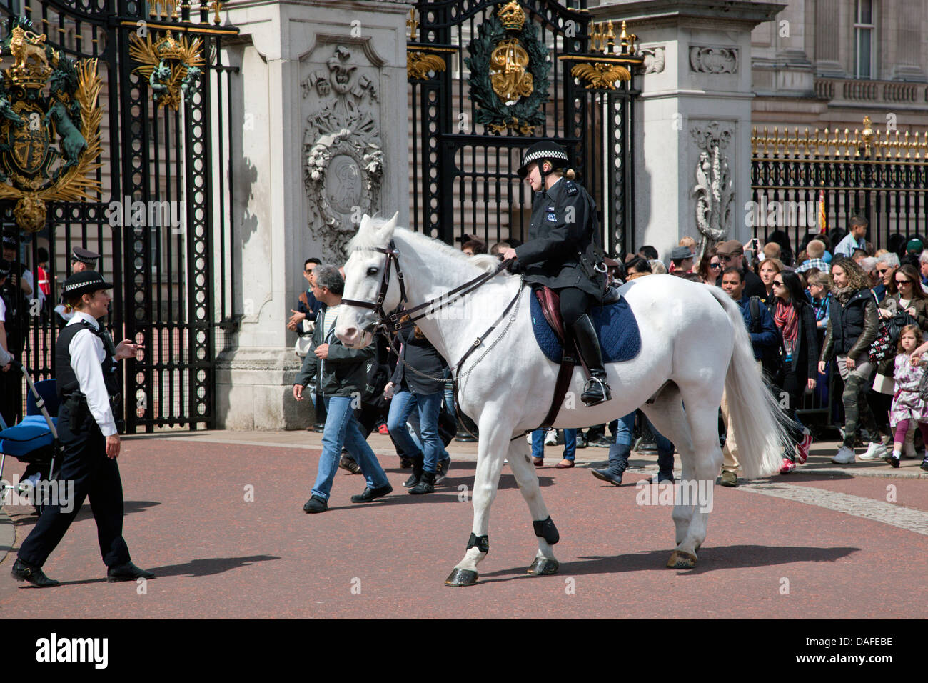 LONDON - 17 Mai: Britische königliche Garde auf Pferd Reiten und führen Sie die Wachablösung im Buckingham Palace am 17. Mai 2013 Stockfoto