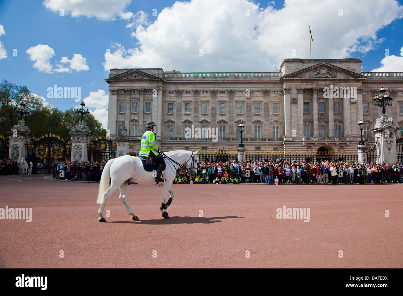 LONDON - 17 Mai: Britische königliche Garde auf Pferd Reiten und führen Sie die Wachablösung im Buckingham Palace am 17. Mai 2013 Stockfoto