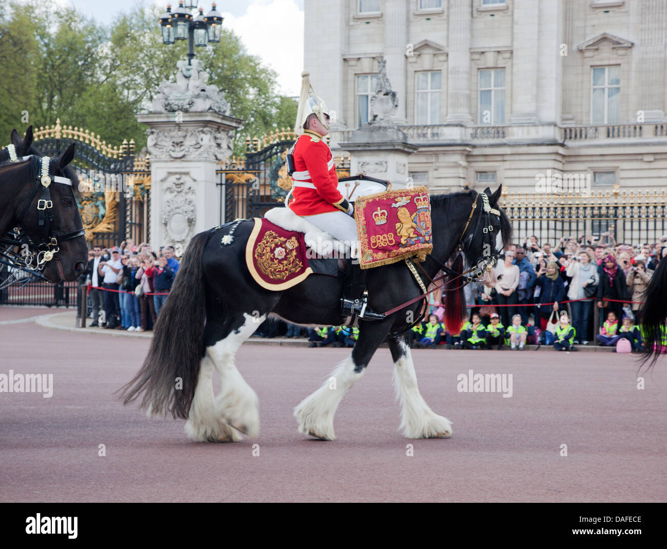 LONDON - 17 Mai: Britische königliche Garde auf Pferd Reiten und führen Sie die Wachablösung im Buckingham Palace am 17. Mai 2013 Stockfoto