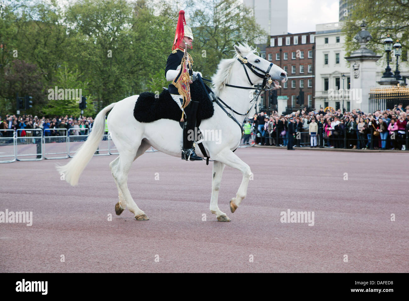 LONDON - 17 Mai: Britische Royal Guards marschieren und führen die Wachablösung im Buckingham Palace am 17. Mai 2013 in London Stockfoto