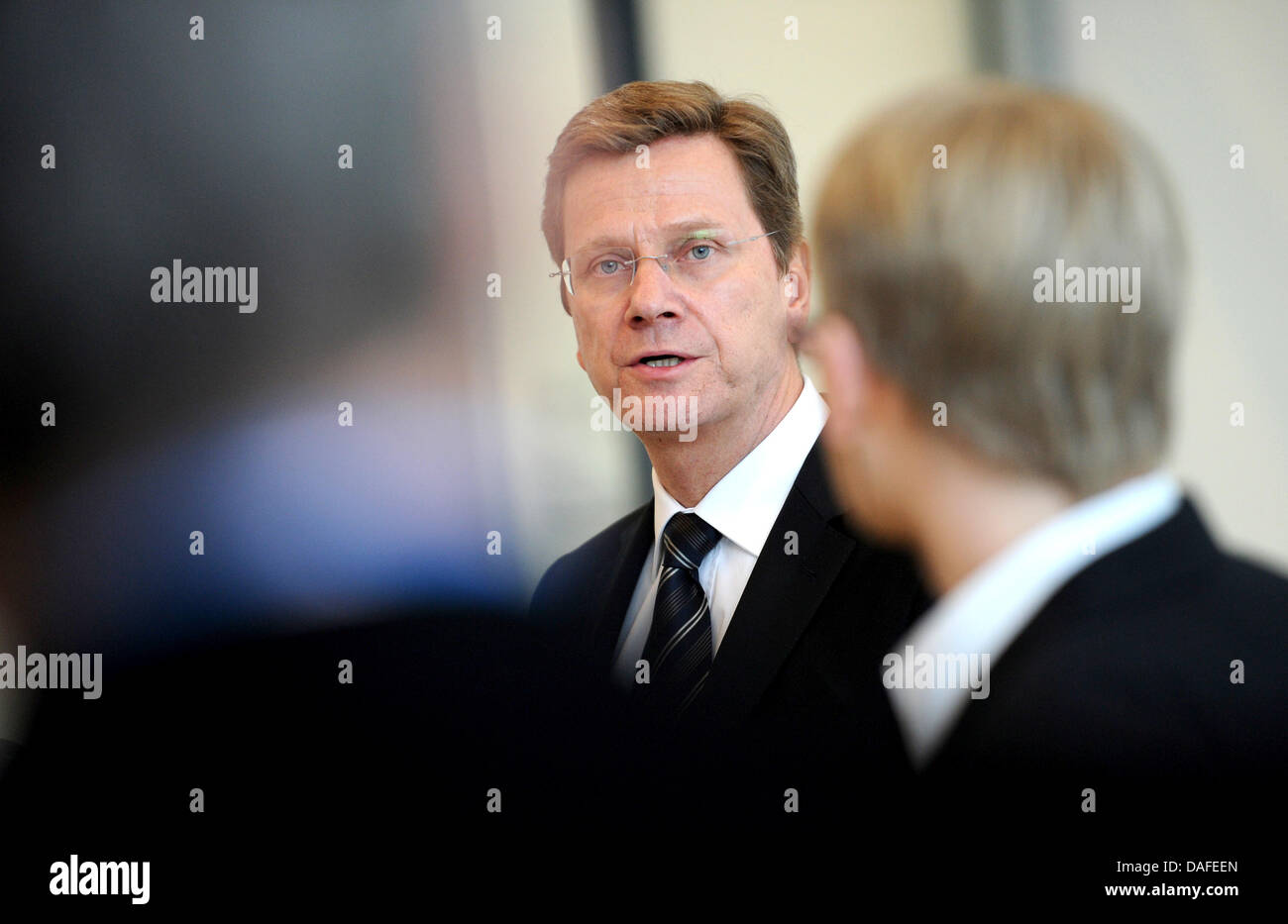 Der deutsche Außenminister Guido Westerwelle liefert eine Aussage über die Lage in Libyen in Berlin, Deutschland, 23. Februar 2011. Herr Westerwelle verurteilt die Gewalt gegen Demonstranten gegen das Regime in Libyen eingesetzt. Foto: Jörg CARSTENSEN Stockfoto