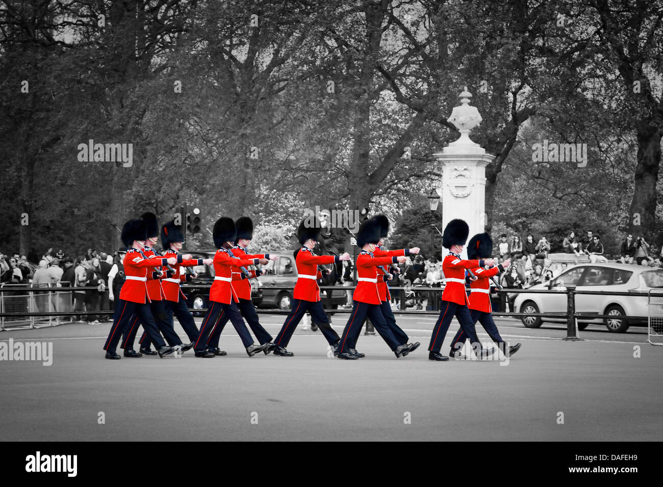 LONDON - 17 Mai: Britische Royal Guards marschieren und führen die Wachablösung im Buckingham Palace am 17. Mai 2013 in London Stockfoto