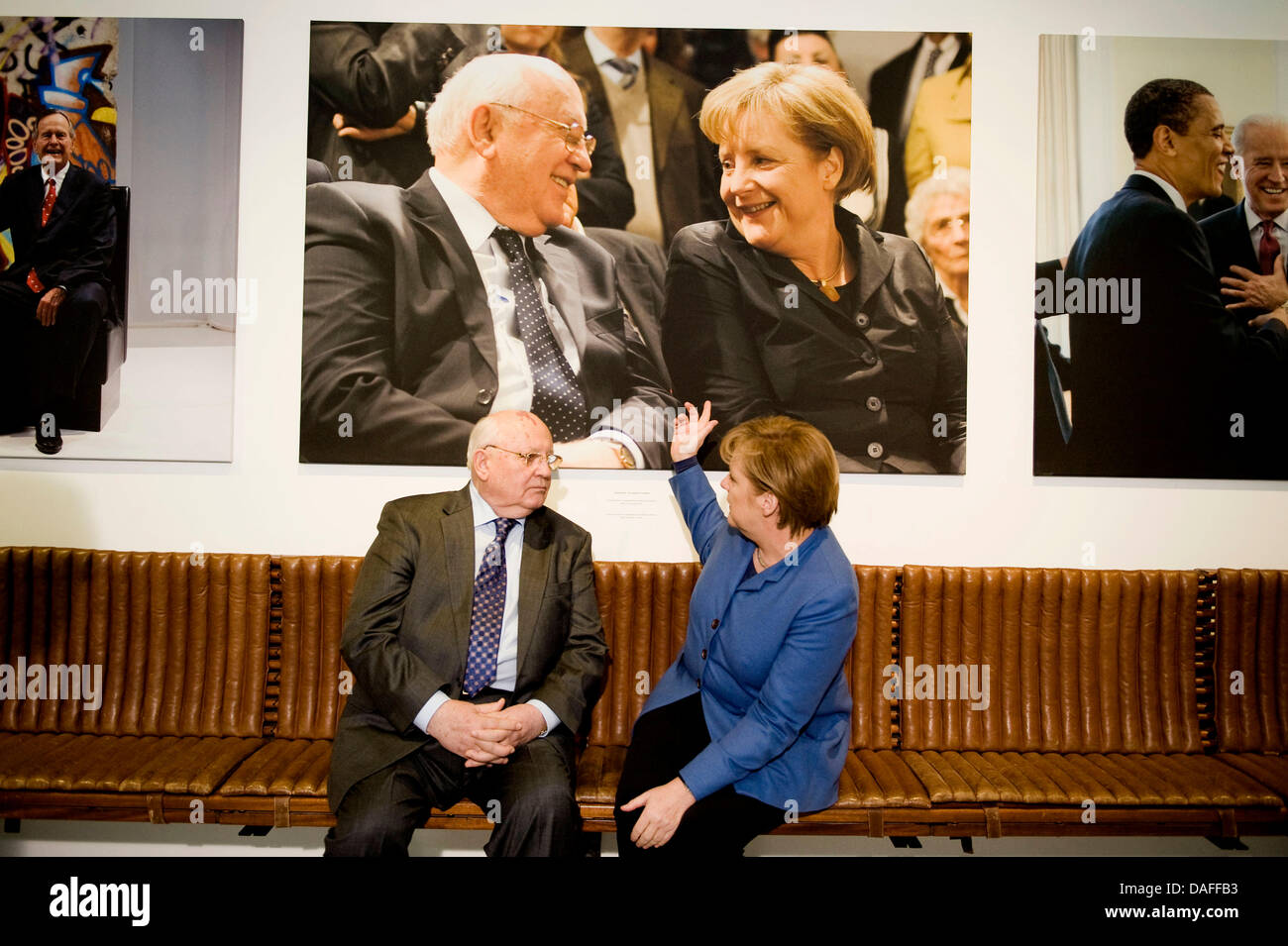 Der ehemalige sowjetische Präsident Mikhail Gorbachev und Bundeskanzlerin Angela Merkel nehmen Sie Platz unter eine große Foto-Druck von sich selbst an der John-F.-Kennedy-Museum am Pariser Platz in Berlin, Deutschland, 24. Februar 2011. Foto: JESCO DENZEL Stockfoto