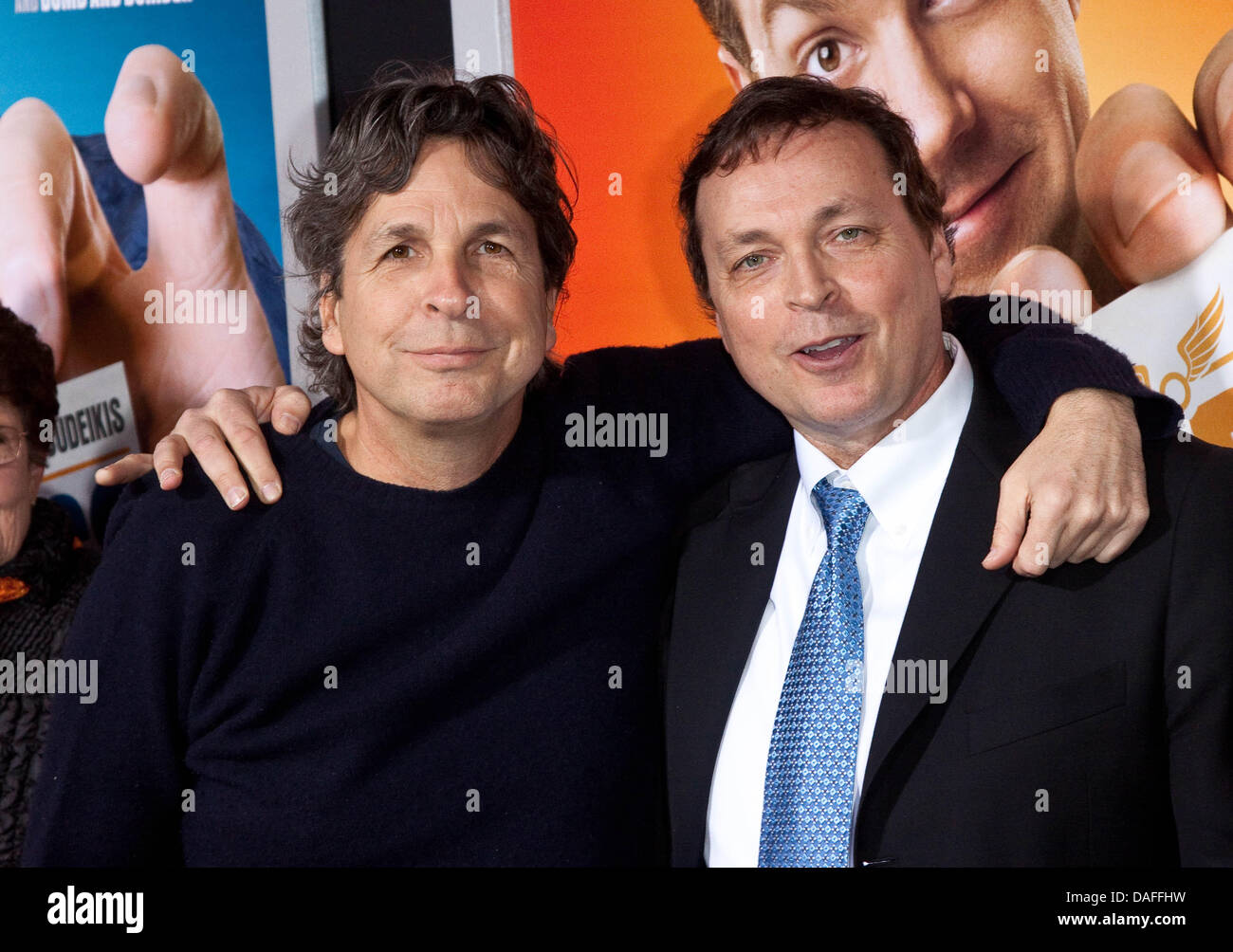 UNS Regisseur Peter Farrelly (L) und sein Bruder Bobby Farrelly (R) für die Premiere des Films "Hall Pass" in Los Angeles, USA, 23. Februar 2011 kommen. Foto: Hubert Boesl Stockfoto