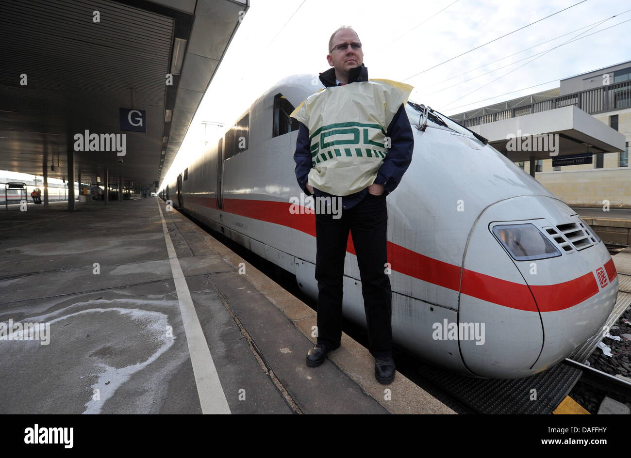 Ein Lokführer ist streiken in Hannover, 25. Februar 2011. Deutsche Bahn-Fahrer-Gewerkschaft GDL initiiert token Streiks um einen Tarifvertrag für alle Eisenbahner, sowohl der Deutschen Bahn und der privaten Konkurrenz zu erreichen. Foto: JOCHEN LUEBKE Stockfoto