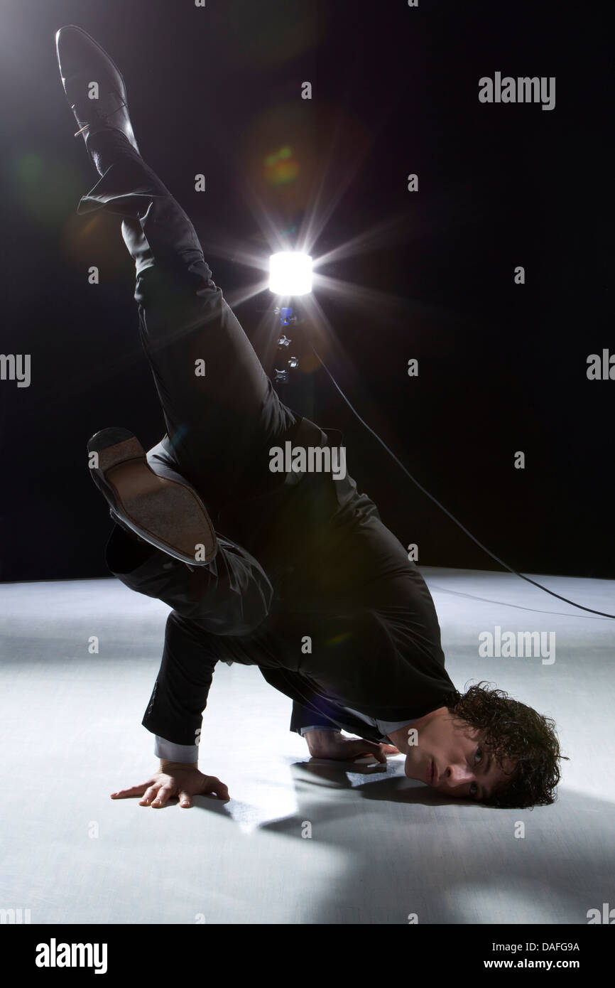 Leistungsstarke Stunt Schauspieler auf der Bühne Stockfoto