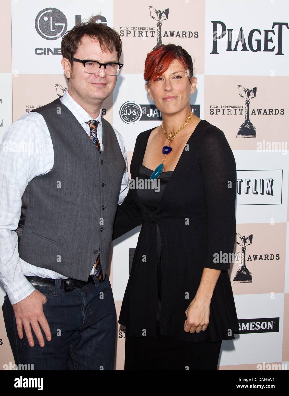 Schauspieler Rainn Wilson und seine Frau Urlaub Reinhorn kommen bei den 26. jährliche Spirit Awards in einem Zelt am Strand von Santa Monica in Los Angeles, USA, am 26. Februar 2011. Foto: Hubert Boesl Stockfoto