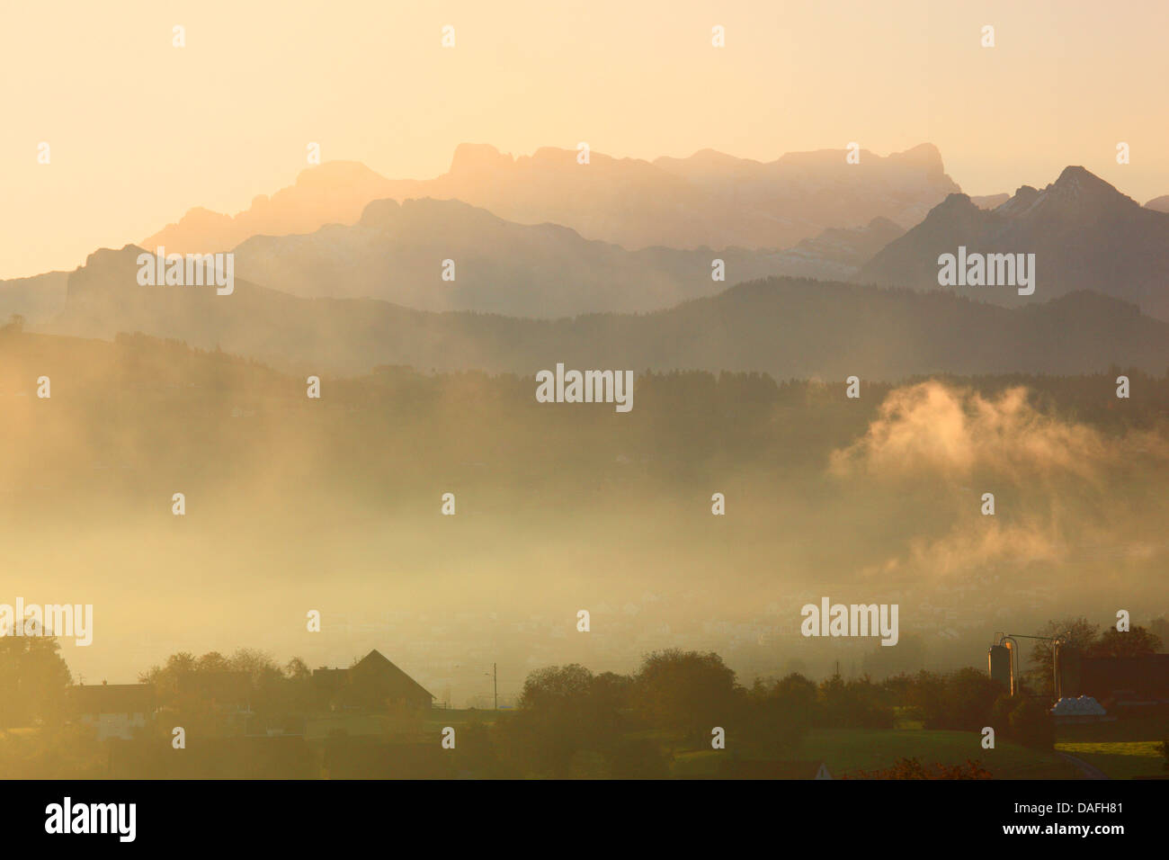 Glaerisch der Glarner Alpen im Morgennebel, Schweiz Stockfoto