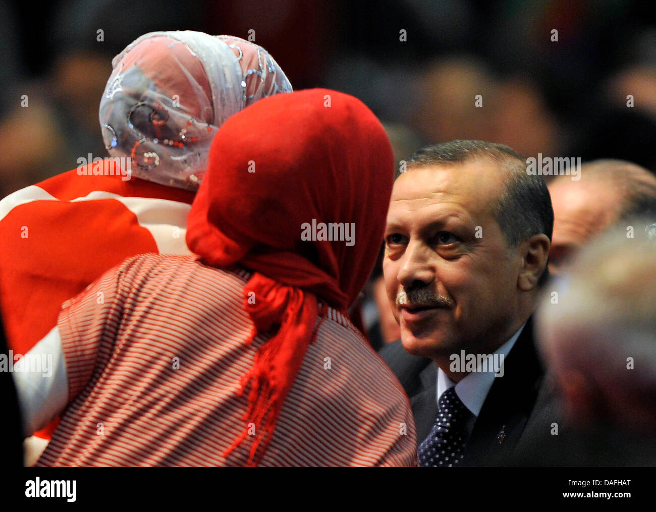 Der türkische Ministerpräsident Recep Tayyip Erdogan lächelt seinen Landsleuten in Düsseldorf, 27. Februar 2011. Foto: Henning Kaiser Stockfoto