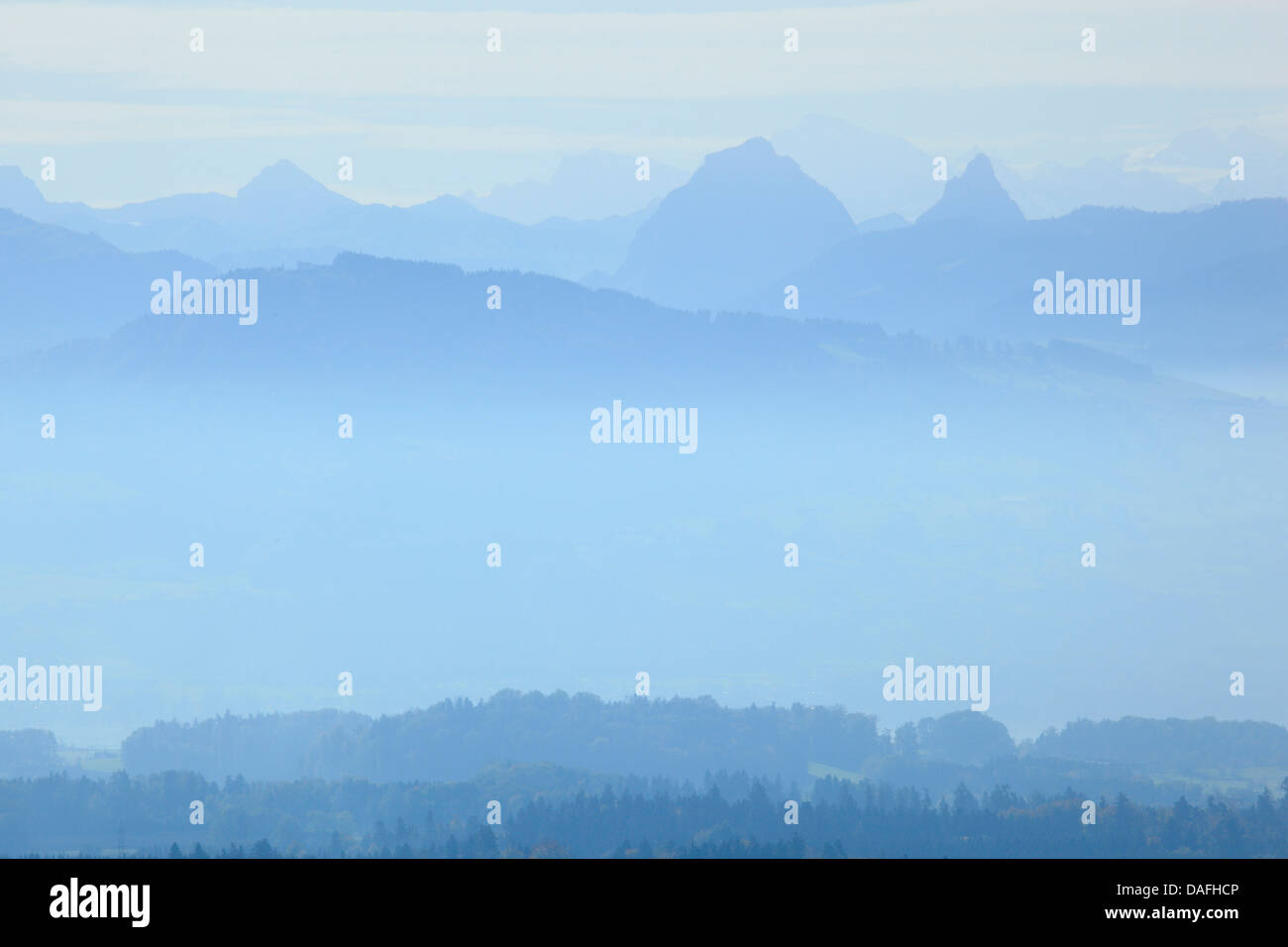Muertschenstock der Glarner Alpen in Nebel, Schweiz Stockfoto