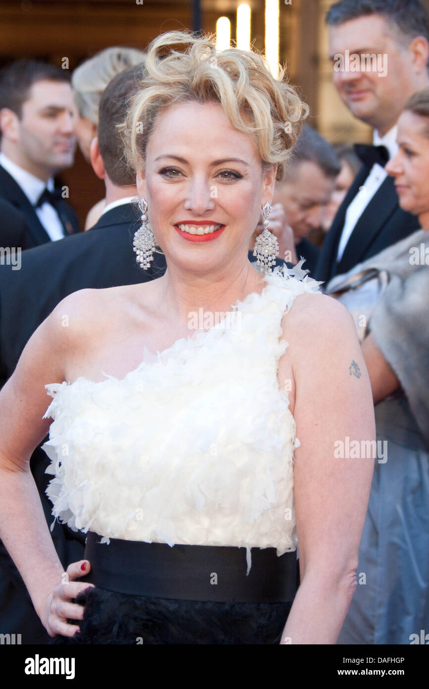 Virginia madsen kommt an -Fotos und -Bildmaterial in hoher Auflösung