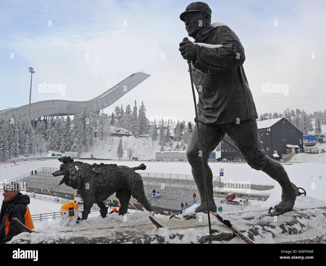 Die Statue von König Olaf v. von Norwegen steht vor dem Holmenkollen Ski-Stadion bei der FIS Nordischen Ski-WM in Oslo, Norwegen, 28. Februar 2011. Foto: Patrick Seeger Stockfoto