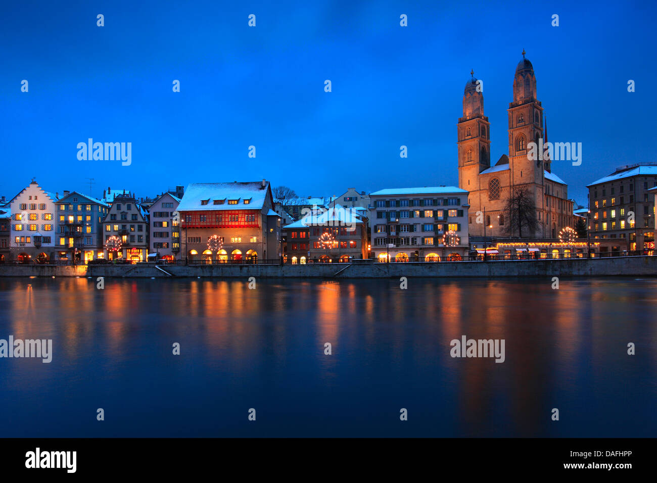 Altstadt, Limmatquai mit Zunfthäusern und Grossmuenster, Schweiz, Zürich Stockfoto