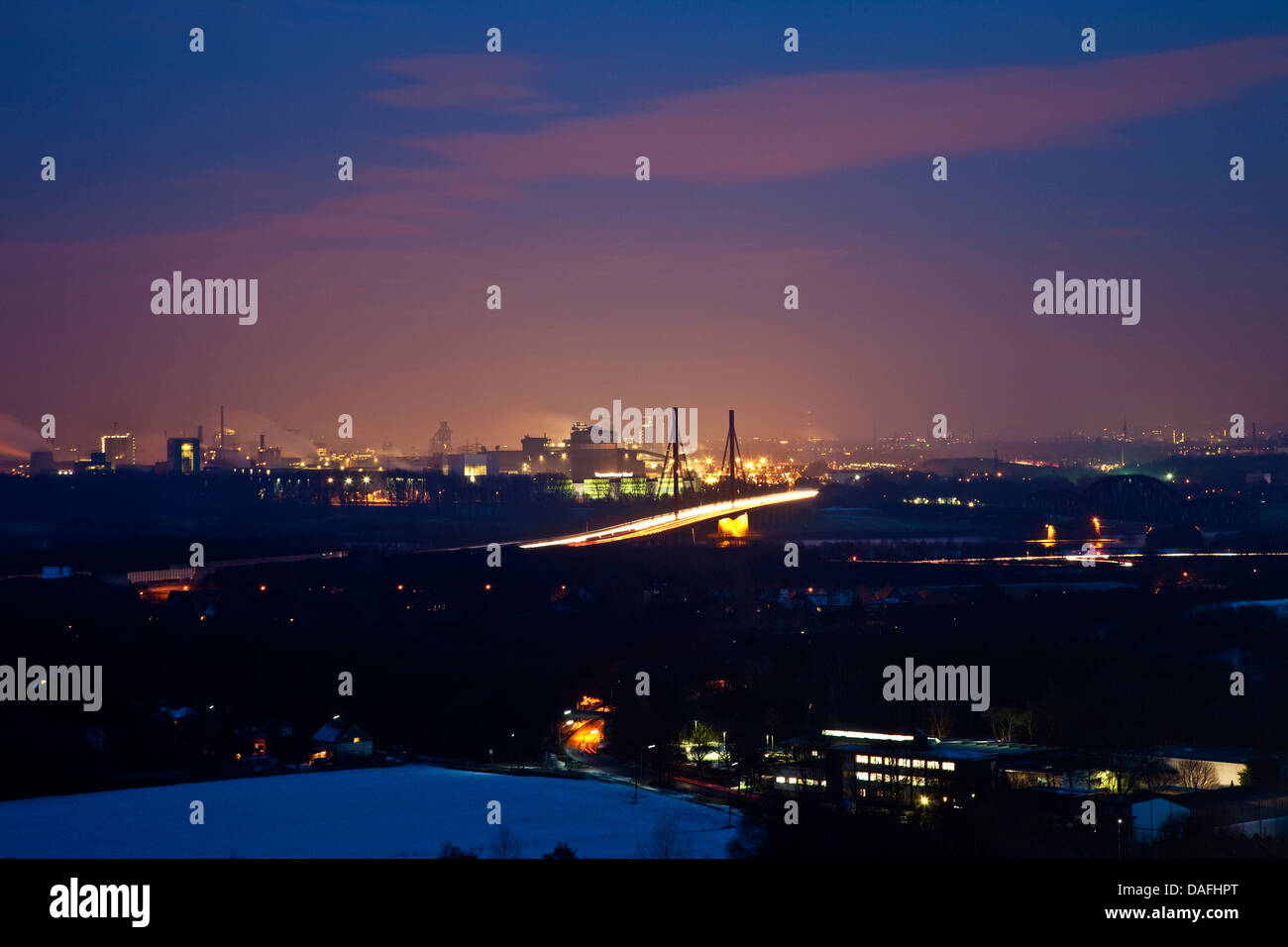 Ansicht von Duisburg aus stecken Haufen Halde Rheinpreussen in der Nacht, Deutschland, Nordrhein-Westfalen, Moers Stockfoto