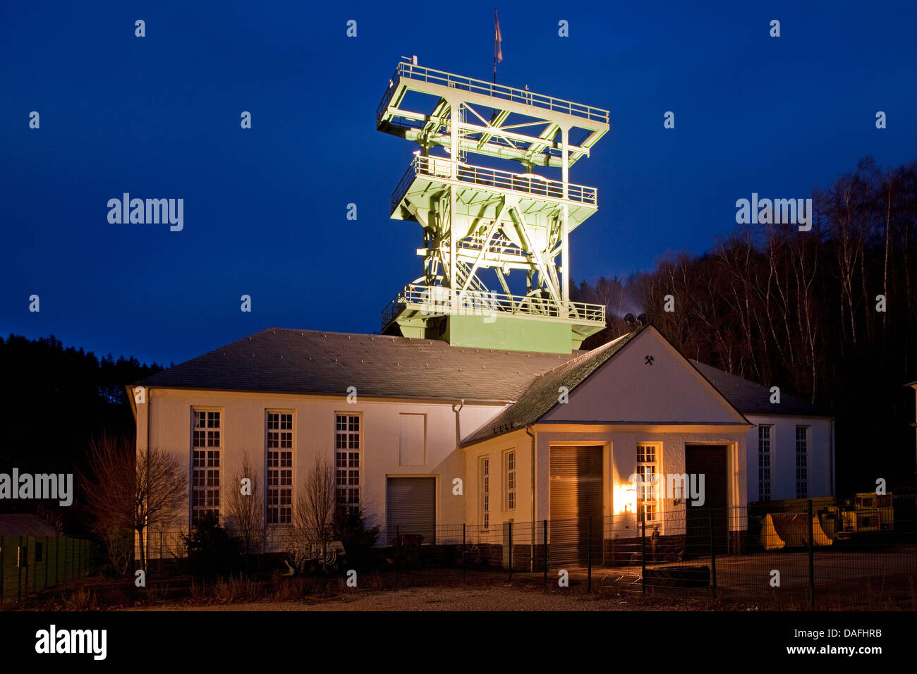 beleuchtete Kopfbedeckung des Bergbaumuseums Silicaschacht am Abend, Lennestadt-Bilstein, Sauerland, Nordrhein-Westfalen, Deutschland Stockfoto