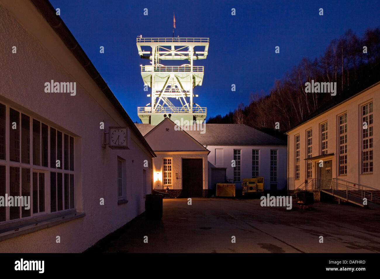 beleuchtete Kopfbedeckung des Bergbaumuseums Silicaschacht am Abend, Lennestadt-Bilstein, Sauerland, Nordrhein-Westfalen, Deutschland Stockfoto