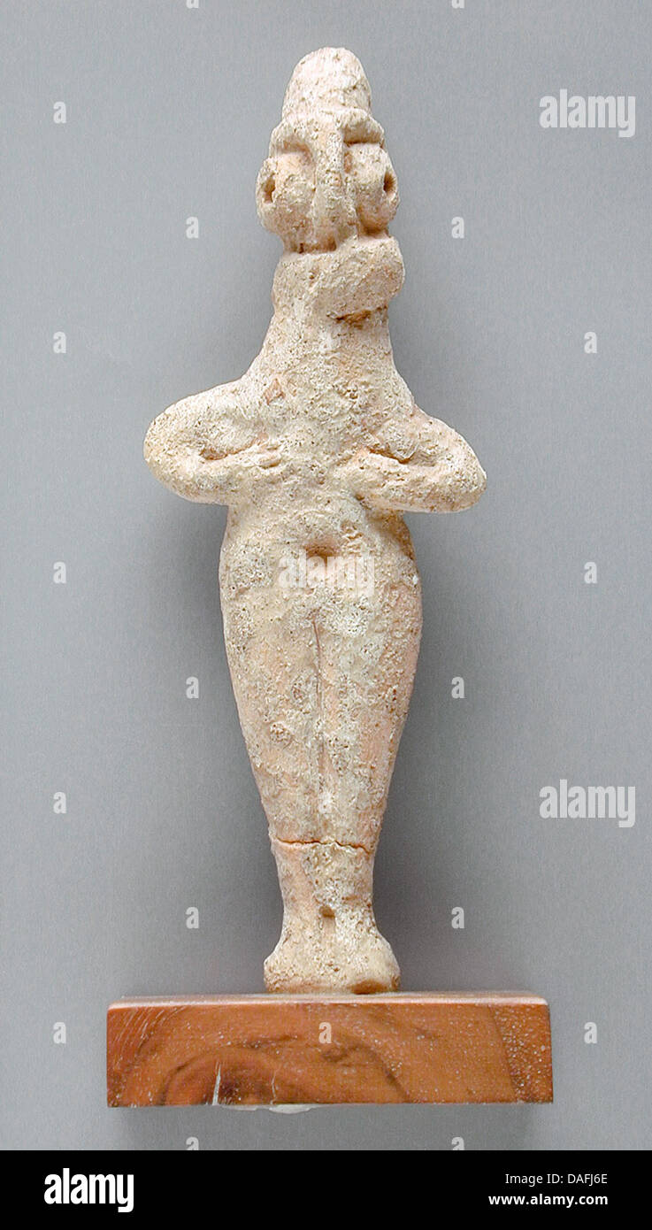 Diese weibliche Figur, aus Stein geschnitzt, stellt eine stilisierte menschliche Form dar. Seine vereinfachten Merkmale spiegeln frühe künstlerische Darstellungen des menschlichen Körpers wider und heben die Handwerkskunst und materielle Kultur der damaligen Zeit hervor. Stockfoto