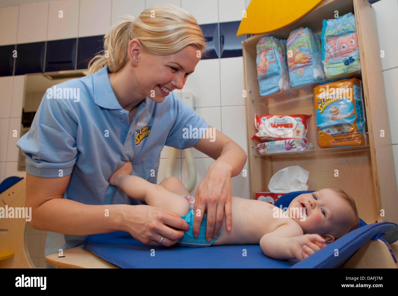 Schwimmerin Britta Steffen Kleider ein Baby in einem speziellen schwimmen Windel in Berlin, Deutschland, 28. Februar 2011. Professionelle Schwimmer Steffen Befürworter Babyschwimmen, die Benefciial Physcial und psychologische Auswirkungen haben soll. Foto: Gero Breloer Stockfoto
