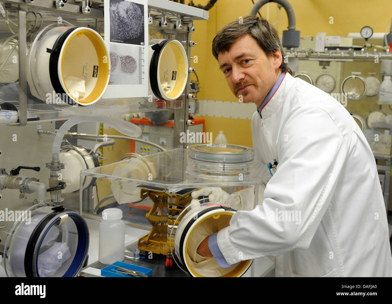 Klaus Mayer, Leiter der nuklearen Forensik am Institut für Transurane Elemente (ITU), untersucht eine Probe des Kernmaterials in Karlsruhe, Deutschland, 9. Februar 2011 Foto: Uli Deck Stockfoto