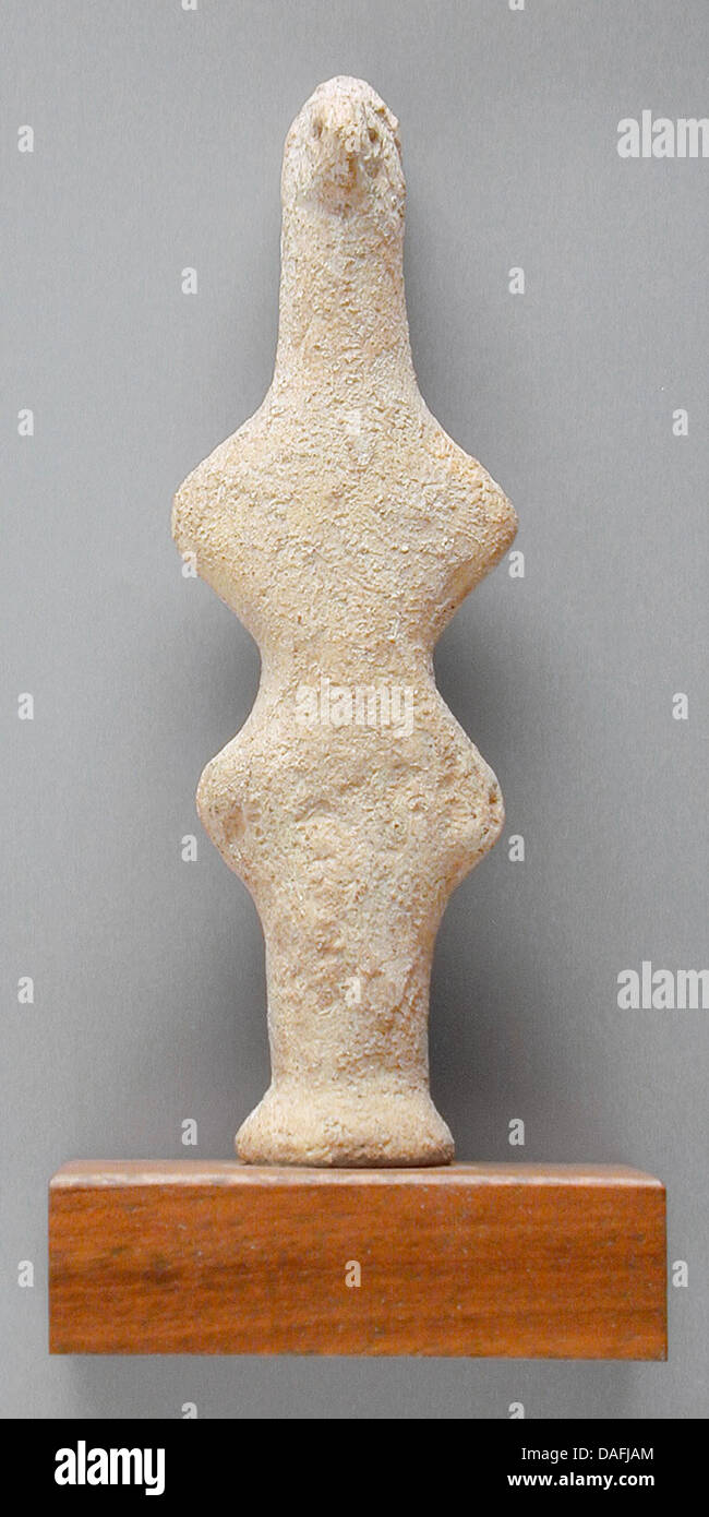 Diese kleine weibliche Figur aus Keramik zeigt eine antike Darstellung der menschlichen Form. Seine Einfachheit und künstlerische Ausführung spiegeln den Ansatz der Kultur zur figuralen Skulptur wider. Stockfoto