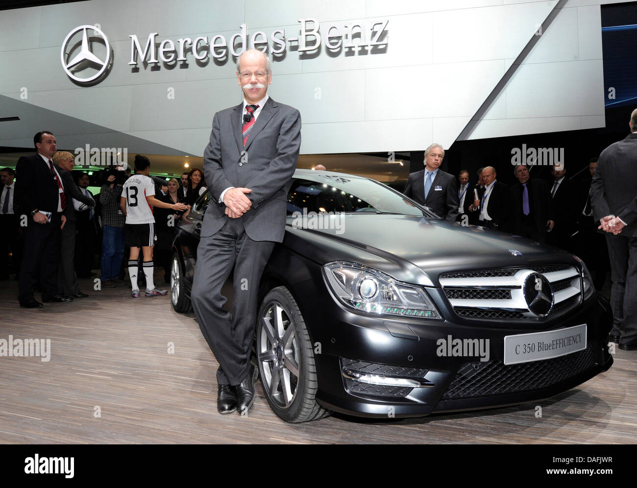 Das neue Mercedes c-Klasse Coupé-Auto wird vom Vorsitzenden des Vorstands  der Daimler AG, Dieter Zetsche, auf dem Genfer Autosalon in Genf, Schweiz,  1. März 2011 vorgestellt. Foto: ULI DECK Stockfotografie - Alamy