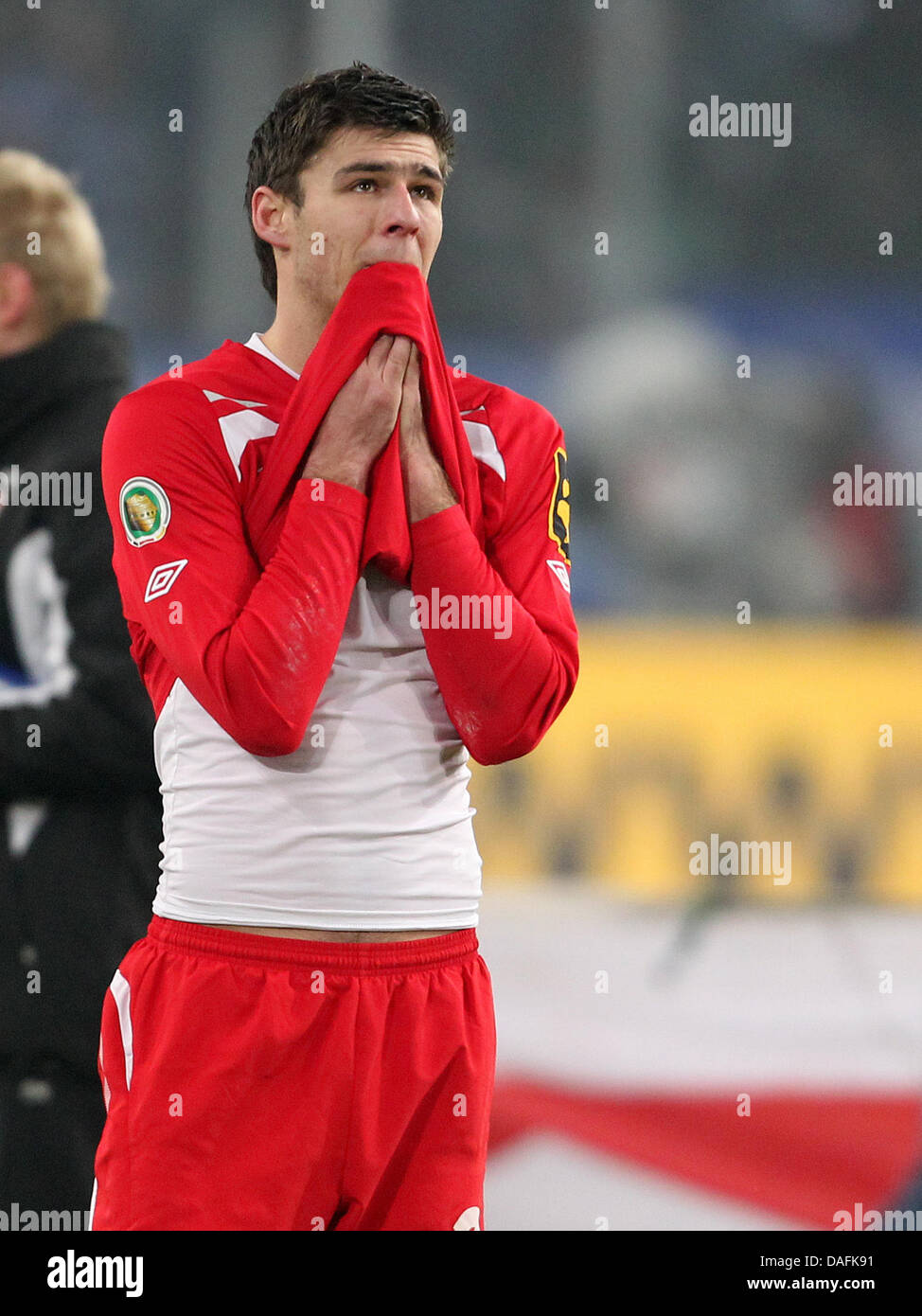 Fußball DFB-Pokal MSV Duisburg - Energie Cottbus am Sonntag (27.02.2011) in der Schauinsland-Reisen-Arena in Duisburg. Der Cottbusser Rok Kronaveter Schaut Nach Dem Spiel Zum Himmel. Duisburg Caspers 2:1 Und Hat Sich Für Das Finale Qualifiziert.  Foto: Roland Weihrauch Dpa/Lnw (Achtung! Der DFB Untersagt Die Verwendung von Sequenzbildern Im Internet Und in Online-Medien leitet Stockfoto