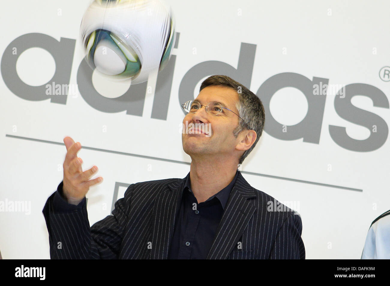 Herbert Hainer, Vorstandsvorsitzender Adidas liefert die Sport-Artikel-Hersteller Bilanz-Pressekonferenz in Herzogenaurach, Deutschland, 2. März 2011. Adidas meldet einen Rekordumsatz, kletterte um 15,5 Prozent auf rund 12 Milliarden Euro. Foto: DANIEL KARMANN Stockfoto