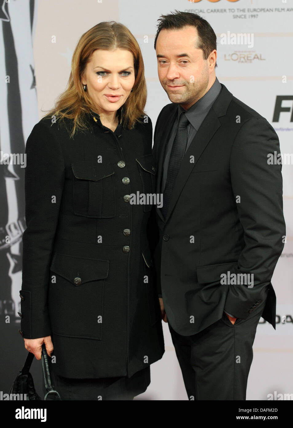 Deutsche Schauspieler und Ehemann und Ehefrau Anna Loos (L) und Jan-Josef Liefers nimmt 24. European Film Award am Veranstaltungsort Tempodrom in Berlin, Deutschland, 3. Dezember 2011. Die Auszeichnung gilt als "Europäischer Oscar" und erhält dafür jährlich in europäischen Hauptstädten. Foto: Jörg Carstensen Stockfoto