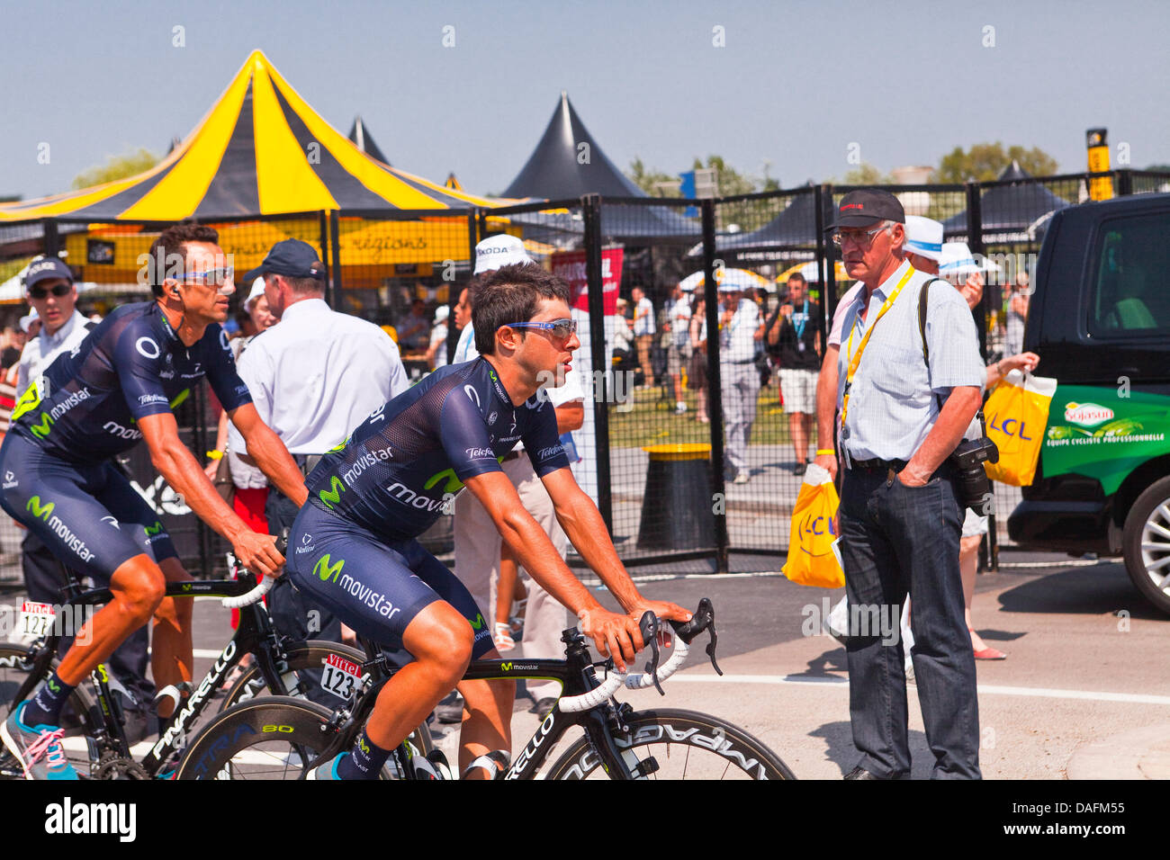 Tours, Frankreich. 2. Juli 2013. DAFM55: Jonathan Castroviejo Nicolas Ruben Plaza Molina aus dem Team Movistar Aufwärmen und zu Beginn der Etappe der Tour de France 2013 in Tours, Frankreich, 13 auf Kredit-Freitag, 12. Juli 2013: Julian Elliott/Alamy Live News Stockfoto