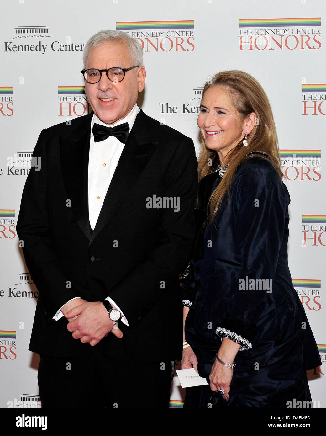 David M. Rubenstein, Vorsitzender, John F. Kennedy Center for the Performing Arts und Mitbegründer der Carlyle Group, und seine Frau, Alice, kommen für die formale Künstlerin Abendessen zu Ehren der Empfänger von der 2011 Kennedy Center Honors hosted by United States Secretary Of State Hillary Rodham Clinton im US-Außenministerium in Washington, D.C. am Samstag, 3. Dezember 2011.  CR Stockfoto