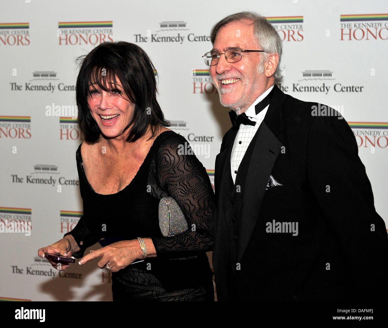 Michelle Lee und Fred Rappaport teilen einen lachen Eintreffen des Künstlers formalen Abendessen zu Ehren der Empfänger von der 2011 Kennedy Center Honors hosted by United States Secretary Of State Hillary Rodham Clinton im US-Außenministerium in Washington, D.C. am Samstag, 3. Dezember 2011. Bildnachweis: Ron Sachs / CNP Stockfoto