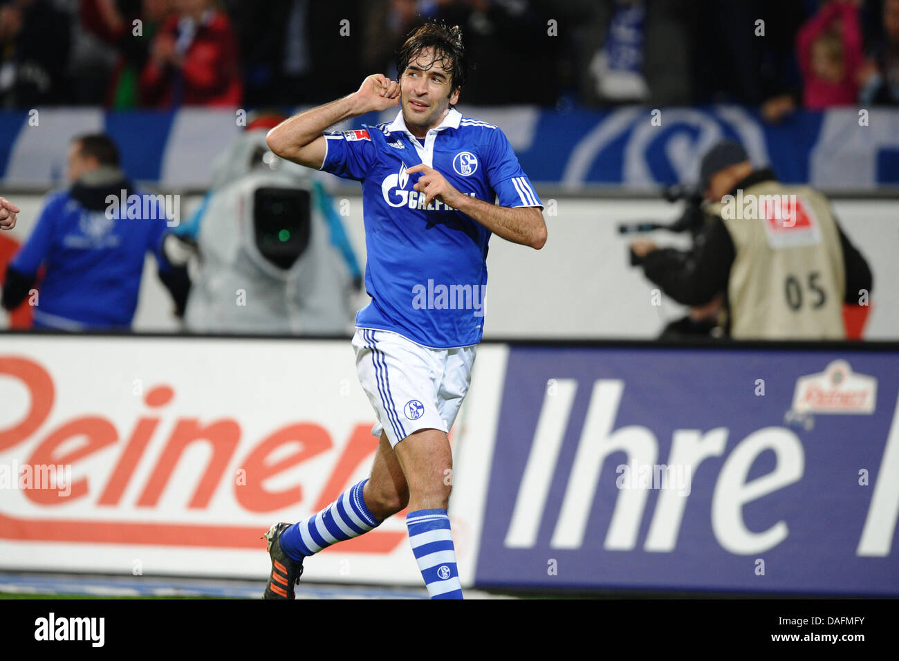 Schalke Raul feiert sein 3: 1 Tor während des deutschen Fußball-Bundesliga-Spiels zwischen Schalke 04 und FC Augsburg in der Veltins-Arena in Gelsenkirchen, Deutschland, 4. Dezember 2011. Foto: Revierfoto Stockfoto