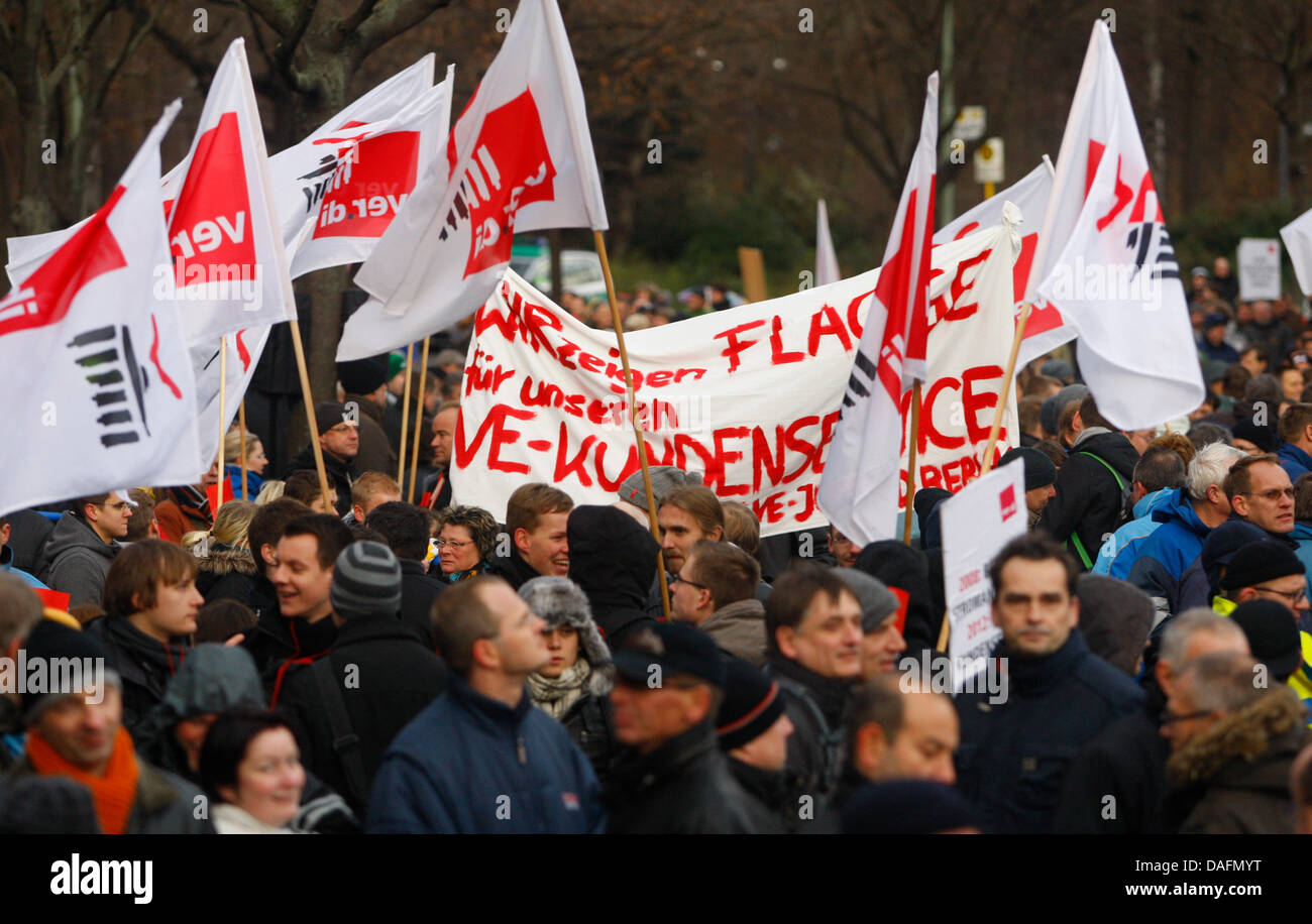 Vattenfall-Mitarbeiter an eine Kundgebung in Berlin, Deutschland, 5. Dezember 2011 teilnehmen. Nach der Verdi-Union demonstrierten rund 2.000 Mitarbeiterinnen und Mitarbeiter des Energieversorgers gegen Kürzungen. Verdi fürchtet Schließungen und Stellenabbau in den Kunden-Service-Niederlassung in Berlin und Hamburg. Ein Vertreter des Unternehmens sagte, dass Vattenfall am Abend des 5. Dezember 2011 in diesen Angelegenheiten entscheiden wird. Rund 90 Stockfoto