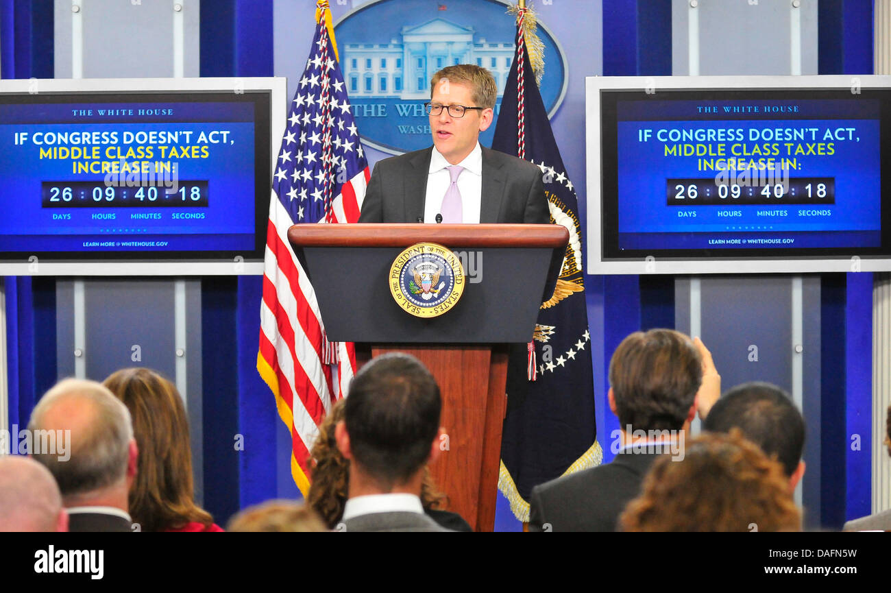 White House Press Secretary Jay Carney hält seine täglichen Briefing mit der neuen Countdown-Uhr über Steuer Erklärung folgenden US-Präsident Barack Obama erhöht drängen Republikaner im Kongress an Demokraten dafür Steuern nicht auf Mittelklasse-Familien im Jahr 2012 in die Brady-Briefing-Room des weißen Hauses in Washington, DC am Montag, den 5. Dezember heraufkommen , 2011..Cr Stockfoto