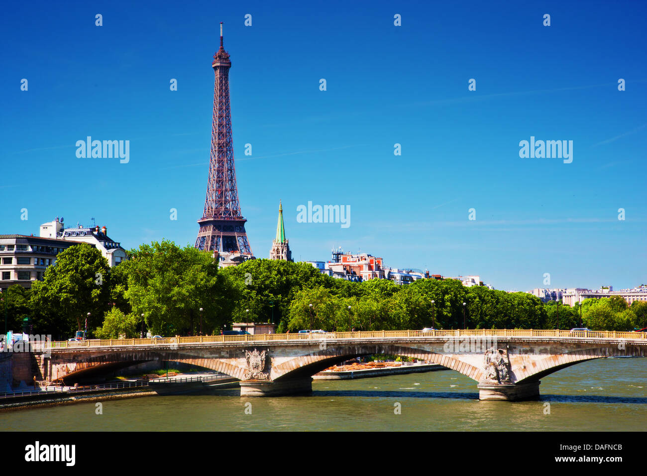 Paris, seine und der Eiffelturm mit der Brücke Pont des Invalides an einem sonnigen Tag Stockfoto