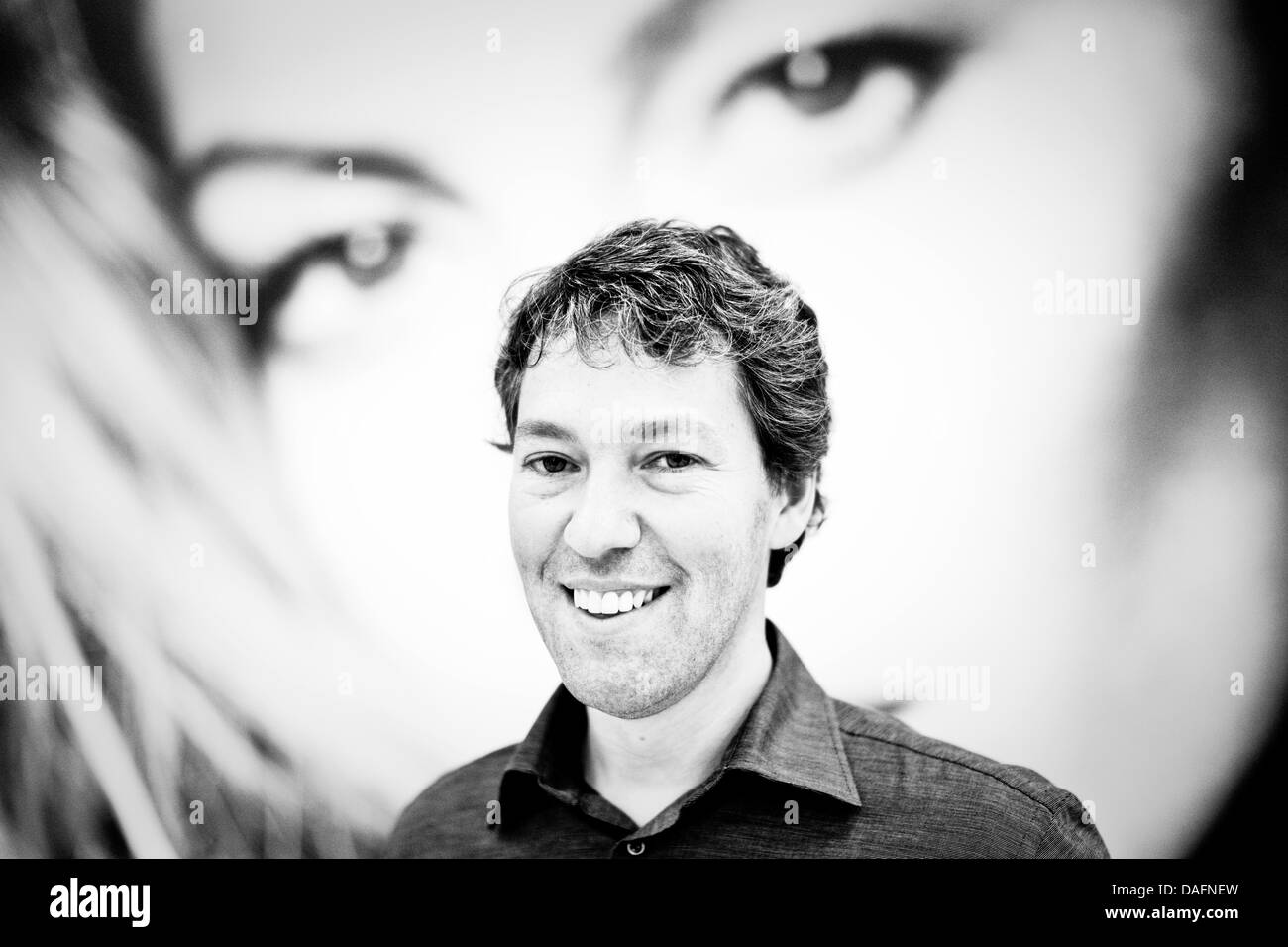Ronald van der Vis, Vorsitzender des Modeunternehmens Esprit, ist in einem Interview mit der Dpa deutsche Presse-Agentur am Stammsitz der Firma in Ratingen, Deutschland, 6. Dezember 2011 abgebildet. Foto: Rolf Vennenbernd Stockfoto