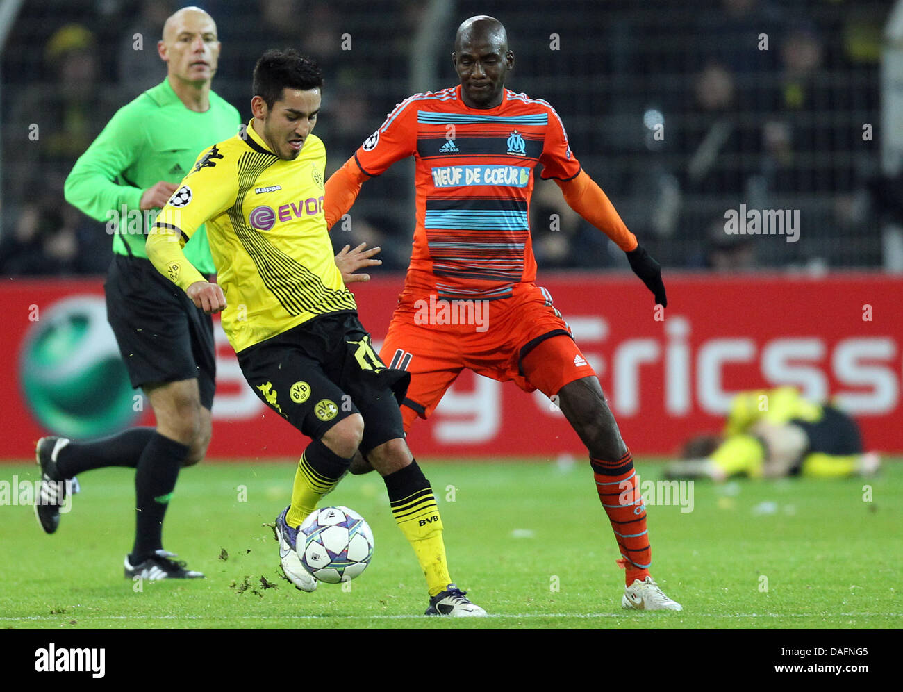 Der Dortmunder Ilkay Gündogan (l) und Marseilles Alou Diarra (r) wetteifern um den Ball in der Champions League-Gruppe F-Fußballspiel zwischen Borussia Dortmund und Olympique Marseille in der BVB-Arena in Dortmund, Deutschland 6. Dezember 2011. Foto: Friso Gentsch Dpa/Lnw +++(c) Dpa - Bildfunk +++ Stockfoto