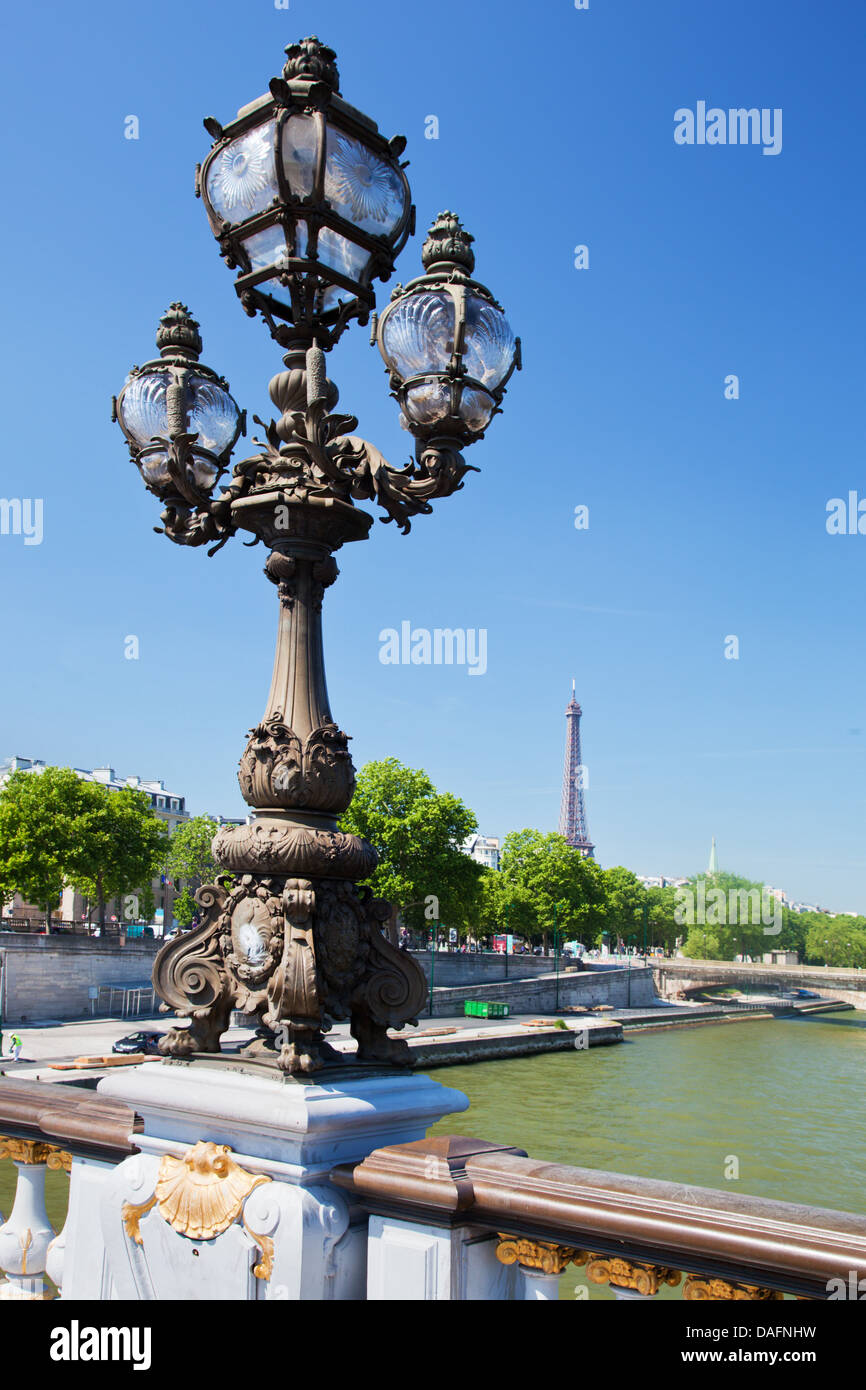 Eiffel Turm und Brücke am Seineufer in Paris Fance. Blick von Alexandre Brücke am sonnigen Tag Stockfoto