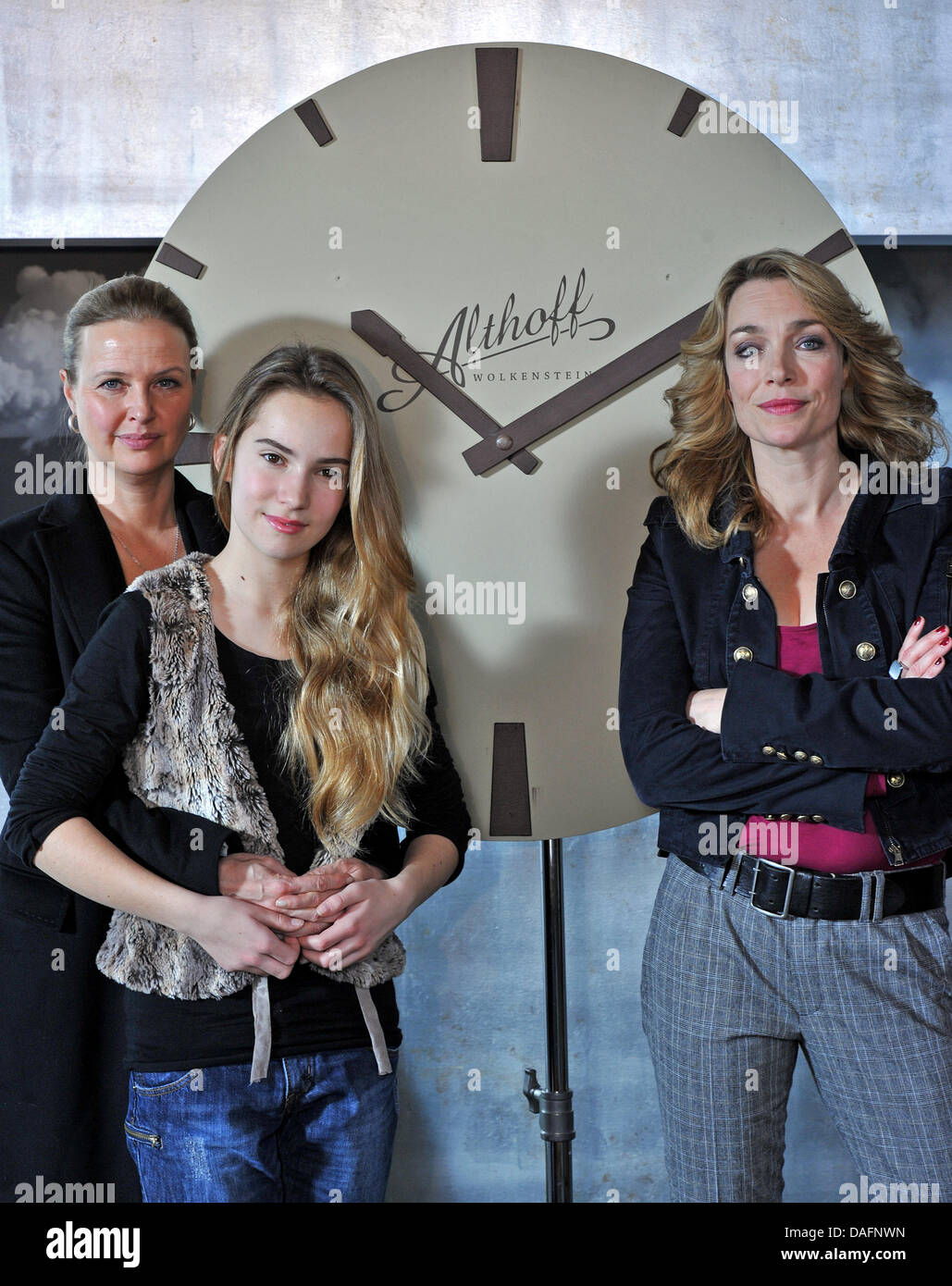 Deutsche Schauspielerinnen Katharina Böhm (L-R), Tara Fischer und Aglaia Szyszkowitz posieren am Set des neuen TV-Drama "Bin Ende der Luege" (am Ende der Lüge) in Leipzig, Deutschland. Das tv-Drama ist eine gemeinsame Koproduktion zwischen dem deutschen regionalen öffentlichen Fernsehsender MDR und österreichischen Fernsehen ORF. Foto: Hendrik Schmidt Stockfoto