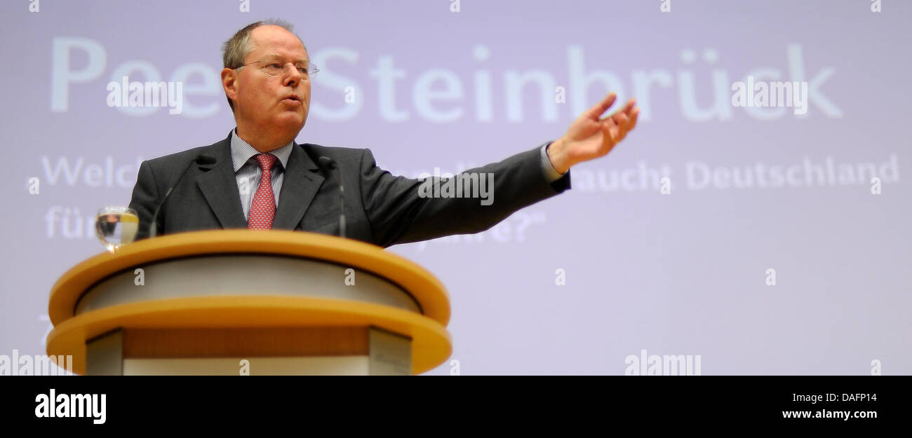 Deutsche SPD-Parlamentarier und ehemalige Bundesfinanzminister Peer Steinbrück spricht an der Heinrich-Heine-Universität in Düsseldorf, 7. Dezember 2011. Bisher erhielt Steinbrück Ehrendoktor von der Wirtschaftsabteilung der Universität. Steinbrück ist ein mögliche Anwärter für Te Rolle der Kanzlerkandidat für die SPD. Foto: MARIUS BECKER Stockfoto