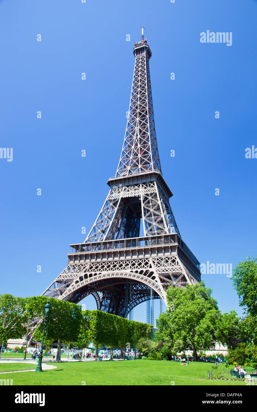 Eiffelturm gesehen vom Champ de Mars an einem sonnigen Sommertag, Paris, Frankreich Stockfoto