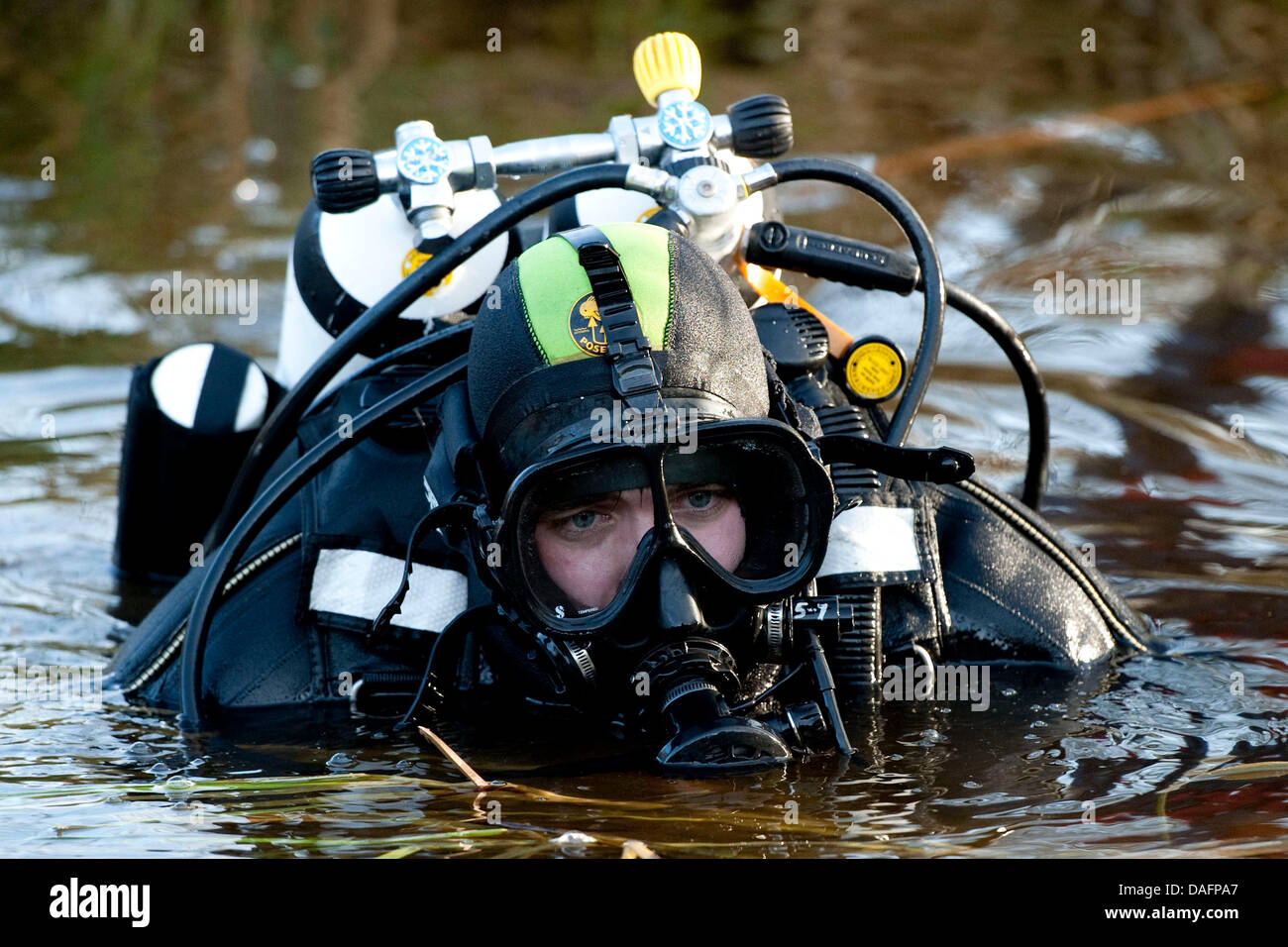 Ein Polizei-Taucher sucht mögliche Spuren in einem Bach in der Nähe von Drieberg, Deutschland, 8. Dezember 2011. Ein Fischer fand ein toter Säugling an den Böschungen des Flusses nordwestlich von Schwerin auf 7. Dezember 2011. Forensische Pathologen davon ausgehen, dass der Junge geboren war lebendig. Der Körper soll mehrere Tage in der Nähe des Baches verbracht haben. Die Polizei hoffe für Zeugen um das Baby Mutter zu finden. Stockfoto