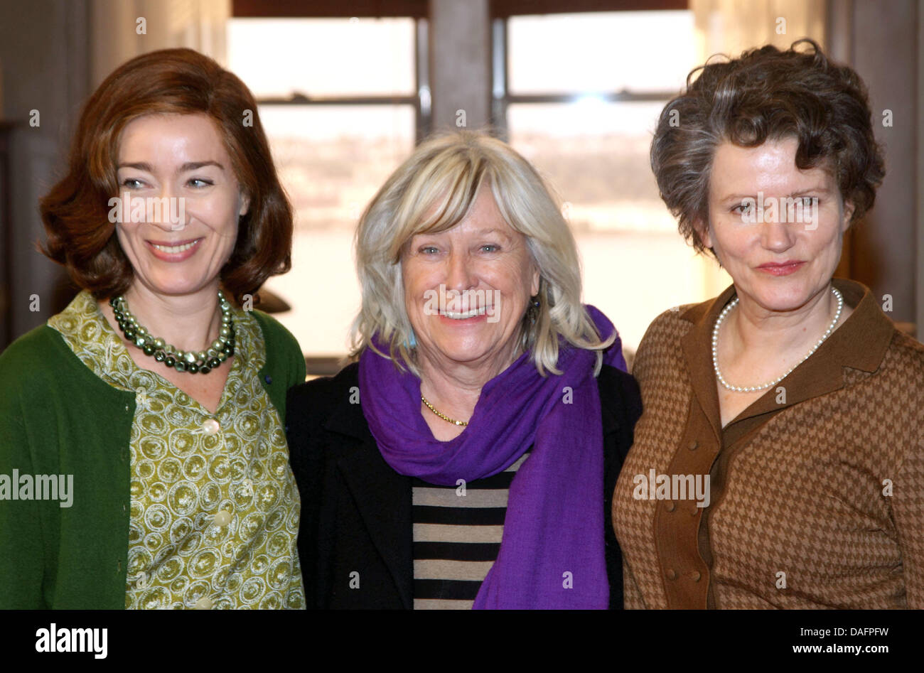 Schauspieler Sascha Ley (L), Barbara Sukowa (R) und Regisseurin Margarethe von Trotta posieren am Set der Produktion "Hannah Arendt" in Bascharage, Luxemburg, 8. Dezember 2011. Der Film erzählt die Geschichte der deutsch-jüdische Philosophin Hannah Arendt aus ihrem New Yorker Exil nach Jerusalem reisen, um über den Eichmann-Prozess für die Zeitschrift "The New Yorker" zu schreiben. Foto: Thomas Frey Stockfoto