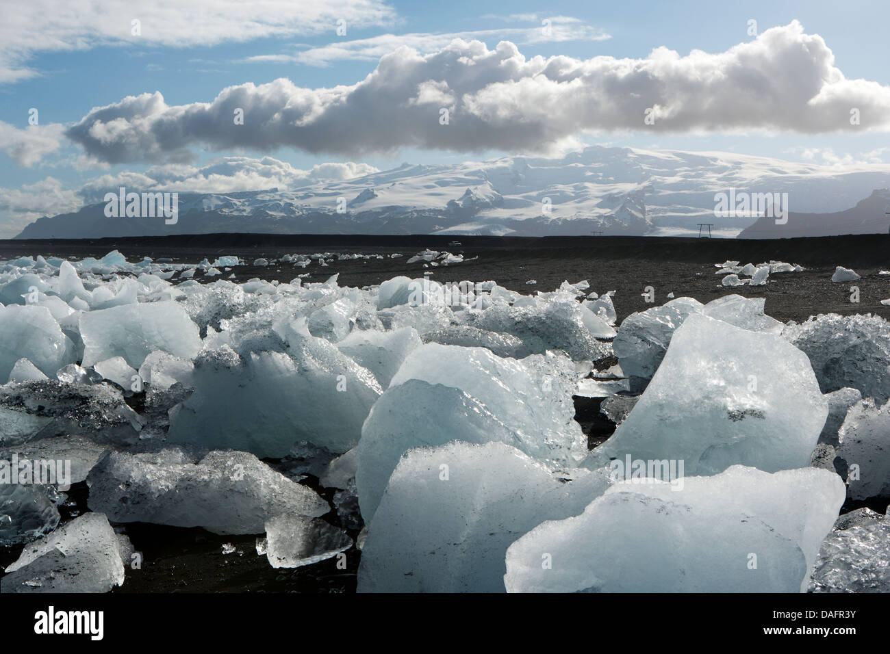 Eisberge am schwarzen Sandstrand am Jökulsárlón - südöstlichen Island Stockfoto