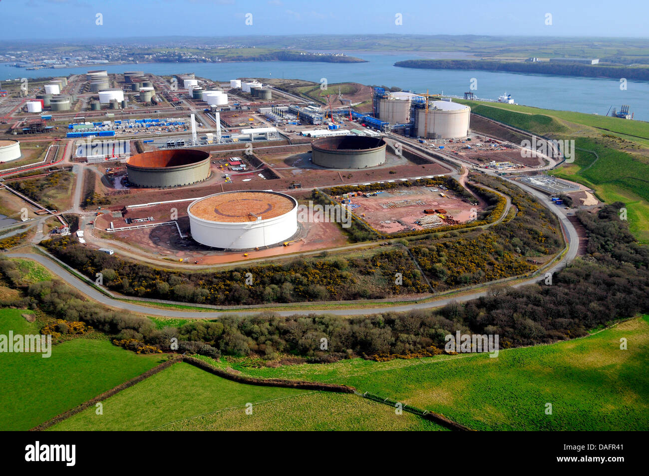 Luftbild von einer Öl-Raffinerie und Gasterminal derzeit demontiert eine verkauft, Pembrokeshire, Wales, Vereinigtes Königreich, Indien Stockfoto
