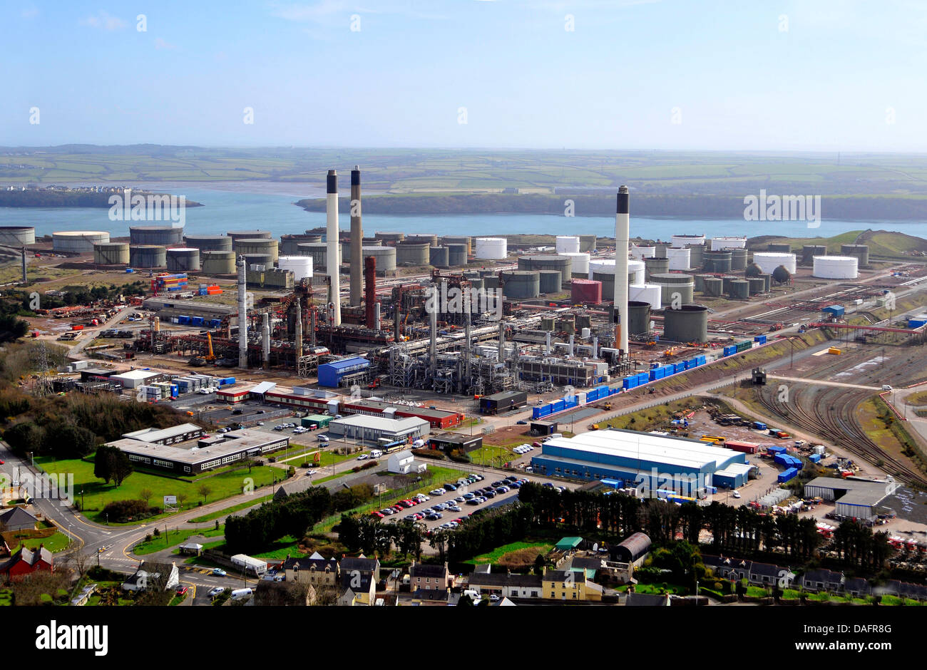 Luftaufnahme des eine Öl-Raffinerie und Gasterminal, Vereinigtes Königreich, Wales, Pembrokeshire Stockfoto