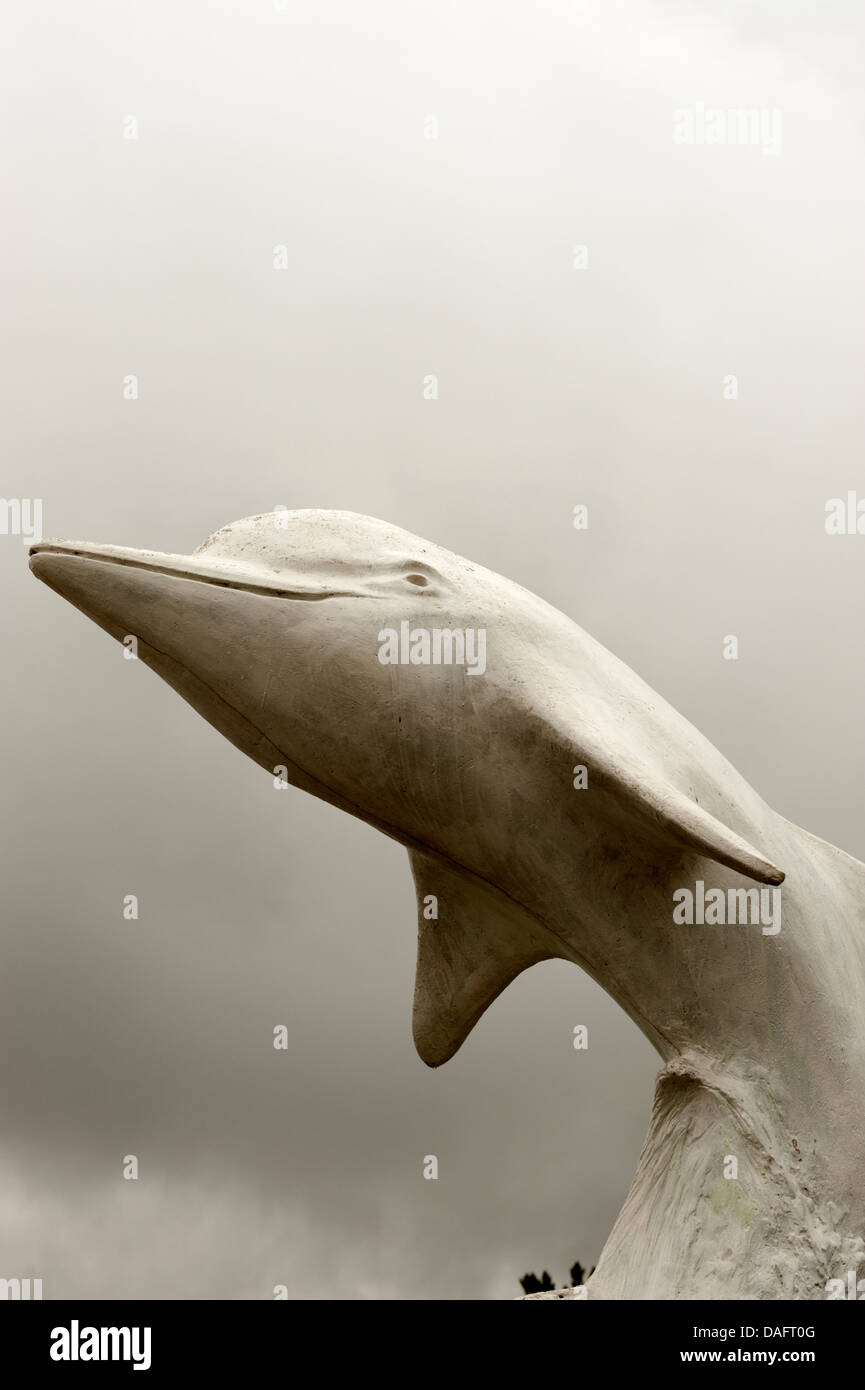 Statue White Dolphin Grau Himmel Wissant Frankreich Stockfoto